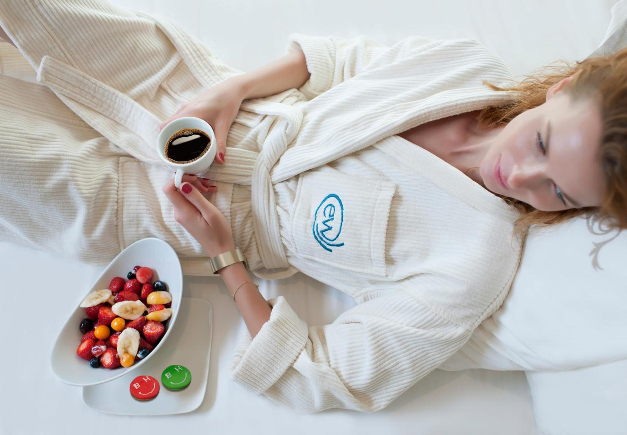 โรงแรมเอลิต เวิลด์ ยุโรป อิสตันบูล ภายนอก รูปภาพ A woman wearing a bathrobe