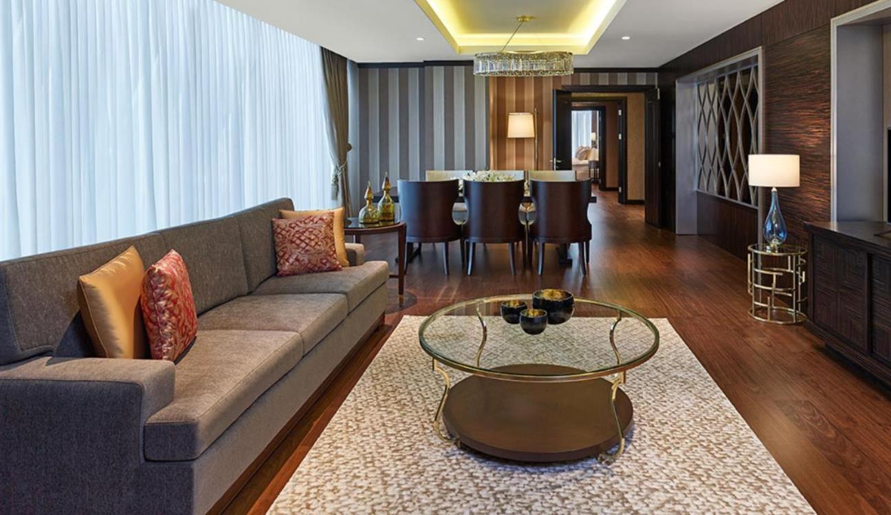 โรงแรมเอลิต เวิลด์ ยุโรป อิสตันบูล ภายนอก รูปภาพ A living room in a suite at the Ritz-Carlton, Istanbul